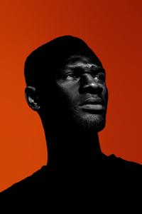 man wearing black shirt